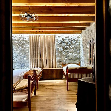 فالبني Krojet E Rrogamit المظهر الخارجي الصورة